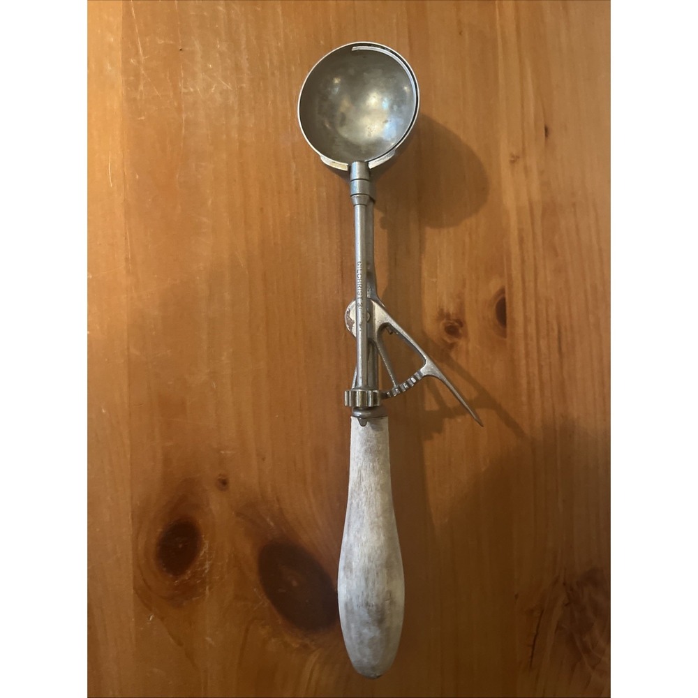 Gilchrist No. 31 Size 24 Ice Cream Scoop Vintage Wood Handle Lever 10-1/2"